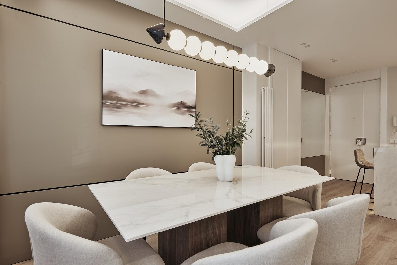 Salón comedor luminoso de un exclusivo piso en Lista Salamanca, en Conde de Peñalver, reformado por ArcTempus.